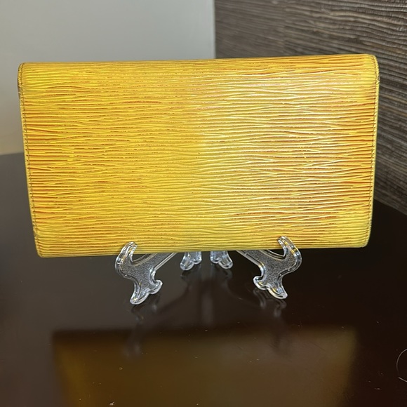 Louis Vuitton yellow epi wallet. Good condition! - Picture 2 of 11